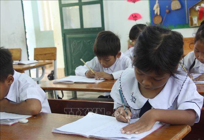 Trẻ em người đồng bào dân tộc thiểu số Khánh Hòa tham gia lớp học viết tiếng Việt trước thềm năm học mới 2025 - 2026. Ảnh: Phan Sáu - TTXVN