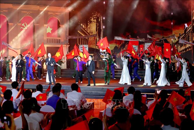 Tiết mục biểu diễn nghệ thuật trong chương trình Cầu truyền hình “Thời cơ vàng” tại điểm cầu Cột cờ Hà Nội. Ảnh: Phương Hoa - TTXVN