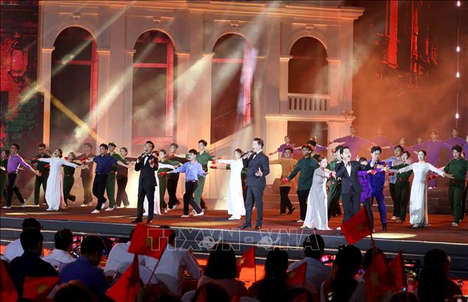 Tiết mục biểu diễn nghệ thuật trong chương trình Cầu truyền hình “Thời cơ vàng” tại điểm cầu Cột cờ Hà Nội. Ảnh: Phương Hoa - TTXVN