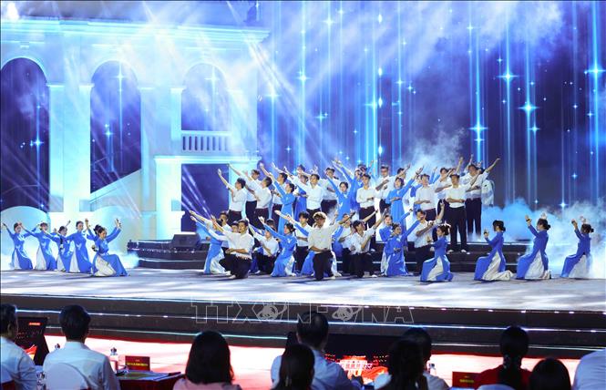 Tiết mục biểu diễn nghệ thuật trong chương trình Cầu truyền hình “Thời cơ vàng” tại điểm cầu Cột cờ Hà Nội. Ảnh: Phương Hoa - TTXVN
