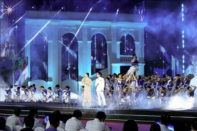 Tiết mục biểu diễn nghệ thuật trong chương trình Cầu truyền hình “Thời cơ vàng” tại điểm cầu Cột cờ Hà Nội. Ảnh: Phương Hoa - TTXVN