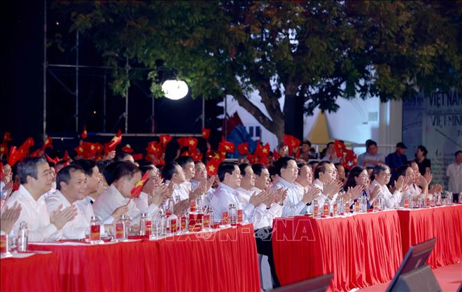 Chù tịch nước Lương Cường cùng các đồng chí lãnh đạo Đảng, Nhà nước dự chương trình tại điểm cầu Cột cờ Hà Nội. Ảnh: Phương Hoa - TTXVN