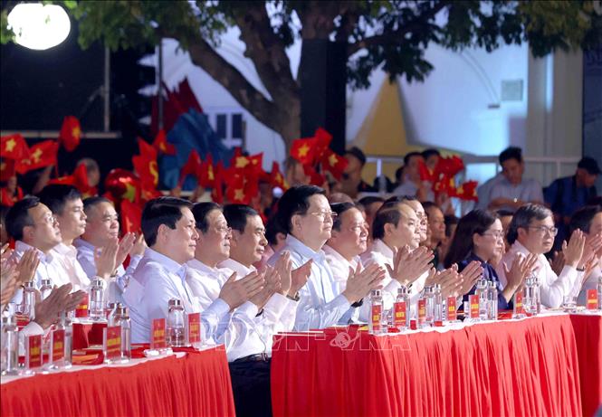 Chù tịch nước Lương Cường cùng các đồng chí lãnh đạo Đảng, Nhà nước dự chương trình tại điểm cầu Cột cờ Hà Nội. Ảnh: Phương Hoa - TTXVN