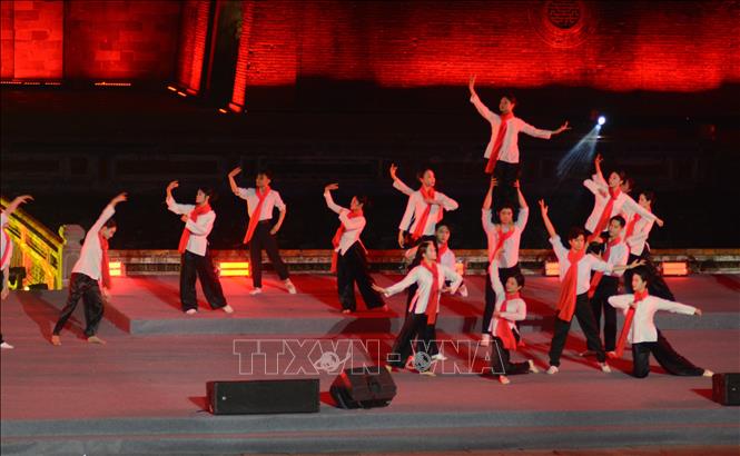 Tiết mục biểu diễn nghệ thuật trong chương trình tại điểm cầu Quảng trường Ngọ Môn (Huế). Ảnh: Văn Dũng-TTXVN 