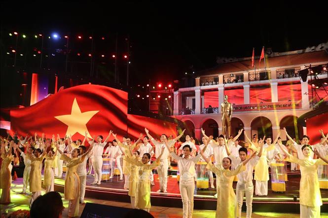 Biểu diễn nghệ thuật trong chương trình tại điểm cầu Bến Nhà Rồng (TP.Hồ Chí Minh). Ảnh: Thu Hương - TTXVN