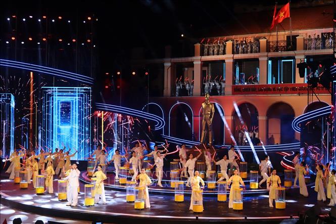 Biểu diễn nghệ thuật trong chương trình tại điểm cầu Bến Nhà Rồng (TP.Hồ Chí Minh). Ảnh: Thu Hương - TTXVN