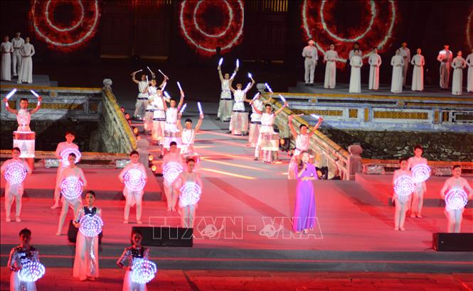 Biểu diễn nghệ thuật trong chương trình tại điểm cầu Quảng trường Ngọ Môn (Huế). Ảnh: Văn Dũng-TTXVN 