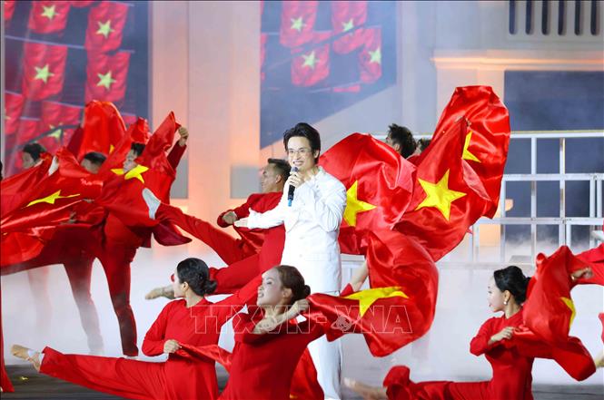 Tiết mục biểu diễn nghệ thuật trong chương trình tại điểm cầu Cột cờ Hà Nội. Ảnh: Phương Hoa - TTXVN