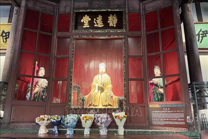 Đền thờ Gia Cát Lượng thấp hơn một chút so với đền thờ Lưu Bị. Bên trong đặt bức tượng Gia Cát Lượng mạ vàng, tay cầm chiếc quạt lông ngỗng. Ảnh: Công Tuyên-PV TTXVN tại Trung Quốc