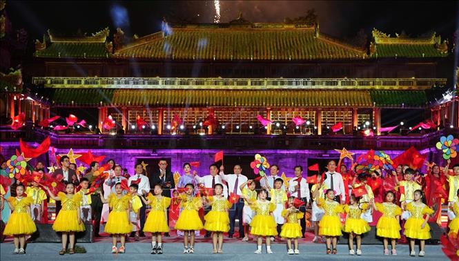 Thủ tướng Phạm Minh Chính tham dự chương trình nghệ thuật tại điểm cầu Huế. Ảnh: TTXVN