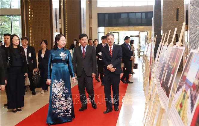 Phó Chủ tịch nước Võ Thị Ánh Xuân cùng Đại sứ Việt Nam tại Lào Nguyễn Minh Tâm tham quan triển lãm về quan hệ đặc biệt Việt Nam-Lào. Ảnh: Xuân Tú - PV TTXVN tại Lào