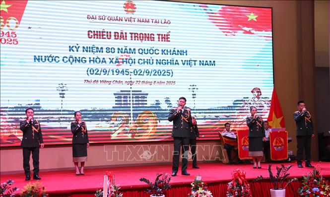 Nghệ sĩ quân đội Lào hát bài hát Việt Nam thể hiện tình đoàn kết đặc biệt Việt Nam-Lào. Ảnh: Xuân Tú - PV TTXVN tại Lào