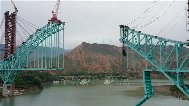 Hiện trường vụ đứt cáp tại công trình cầu đang thi công trên tuyến đường sắt Tứ Xuyên-Thanh Hải, tỉnh Thanh Hải, Trung Quốc, ngày 22/8/2025. Ảnh: THX/TTXVN