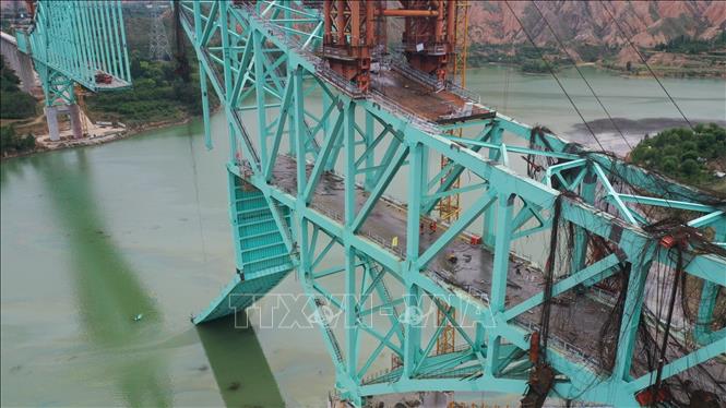 Hiện trường vụ đứt cáp tại công trình cầu đang thi công trên tuyến đường sắt Tứ Xuyên-Thanh Hải, tỉnh Thanh Hải, Trung Quốc, ngày 22/8/2025. Ảnh: THX/TTXVN