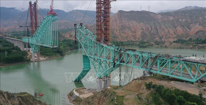 Hiện trường vụ đứt cáp tại công trình cầu đang thi công trên tuyến đường sắt Tứ Xuyên-Thanh Hải, tỉnh Thanh Hải, Trung Quốc, ngày 22/8/2025. Ảnh: THX/TTXVN