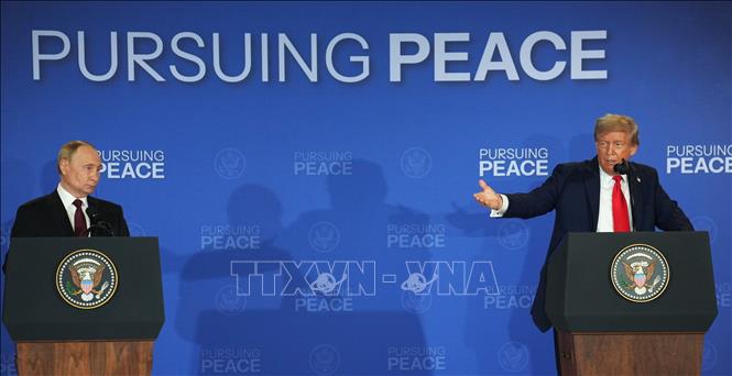 Tổng thống Mỹ Donald Trump (phải) và người đồng cấp Nga Vladimir Putin (trái) đã đạt được thỏa thuận về việc thúc đẩy tiến trình hòa đàm cho cuộc xung đột tại Ukraine, sau cuộc gặp thượng đỉnh ngày 15/8/2025 tại Anchorage, Alaska. Kế hoạch bao gồm một cuộc gặp song phương giữa Tổng thống Putin và Tổng thống Ukraine Volodymyr Zelensky, có thể được tiếp nối bằng một hội nghị thượng đỉnh ba bên với sự tham gia của Tổng thống Trump. Ảnh: THX/TTXVN