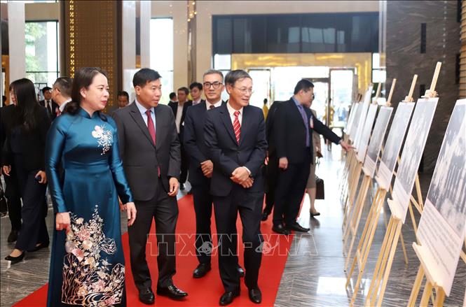 Phó Chủ tịch nước Võ Thị Ánh Xuân cùng các đại biểu tham quan triển lãm về quan hệ đặc biệt Việt Nam-Lào trước khi tham dự Tiệc chiêu đãi. Ảnh: Xuân Tú - PV TTXVN tại Lào