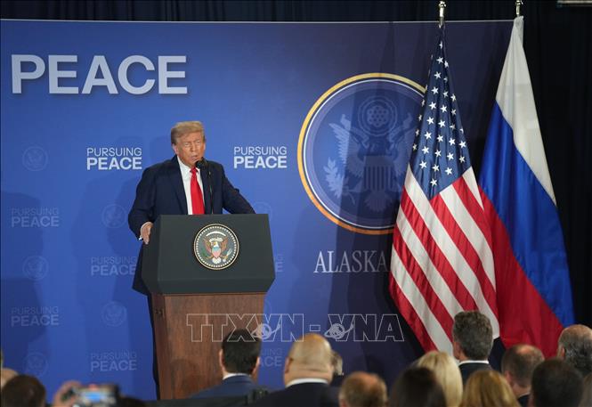 Tại hội nghị thượng đỉnh ở Alaska ngày 15/8/2025, Tổng thống Mỹ Donald Trump (ảnh) đã trao đổi với Tổng thống Nga Vladimir Putin về đề xuất cơ chế đảm bảo an ninh cho Ukraine, tương tự Điều 5 của Tổ chức Hiệp ước Bắc Đại Tây Dương (NATO) mà không cần Kiev gia nhập khối này. Ảnh: THX/TTXVN