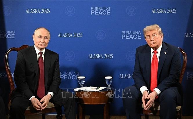 Chiều 18/8/2025, Tổng thống Mỹ Donald Trump đã có cuộc gặp với Tổng thống Ukraine Volodymyr Zelensky tại Nhà Trắng để thảo luận về những vấn đề then chốt liên quan đến việc kết thúc cuộc xung đột Nga-Ukraine. Cuộc gặp diễn ra sau hội nghị thượng đỉnh Mỹ-Nga tại Alaska (ảnh) hôm 15/8. AA/TTXVN