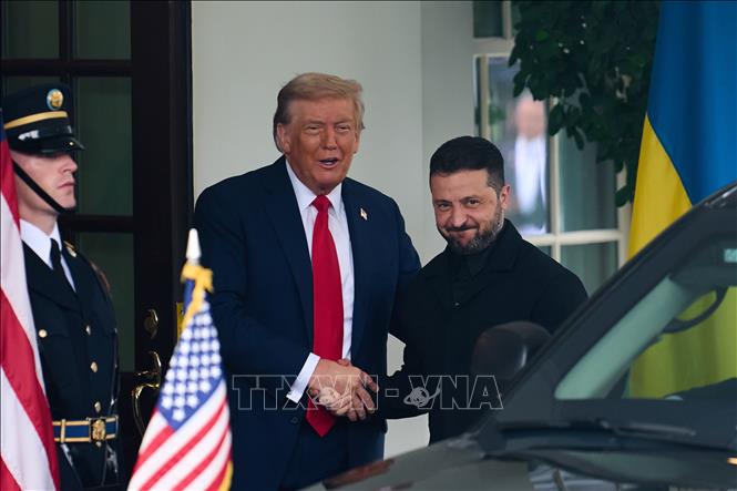 Chiều 18/8/2025, Tổng thống Mỹ Donald Trump (thứ 2, trái) đã có cuộc gặp với Tổng thống Ukraine Volodymyr Zelensky (phải) tại Nhà Trắng để thảo luận về những vấn đề then chốt liên quan đến việc kết thúc cuộc xung đột Nga-Ukraine. Cuộc gặp diễn ra sau hội nghị thượng đỉnh Mỹ-Nga tại Alaska hôm 15/8. Tại cuộc gặp, ông Zelensky khẳng định Ukraine sẵn sàng tìm kiếm một 