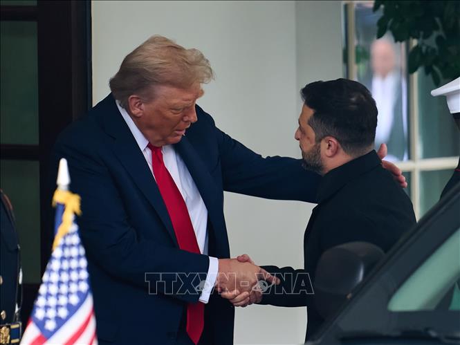 Chiều 18/8/2025, Tổng thống Mỹ Donald Trump (trái) đã có cuộc gặp với Tổng thống Ukraine Volodymyr Zelensky (phải) tại Nhà Trắng để thảo luận về những vấn đề then chốt liên quan đến việc kết thúc cuộc xung đột Nga-Ukraine. Cuộc gặp diễn ra sau hội nghị thượng đỉnh Mỹ-Nga tại Alaska hôm 15/8. Tại cuộc gặp, ông Zelensky khẳng định Ukraine sẵn sàng tìm kiếm một 