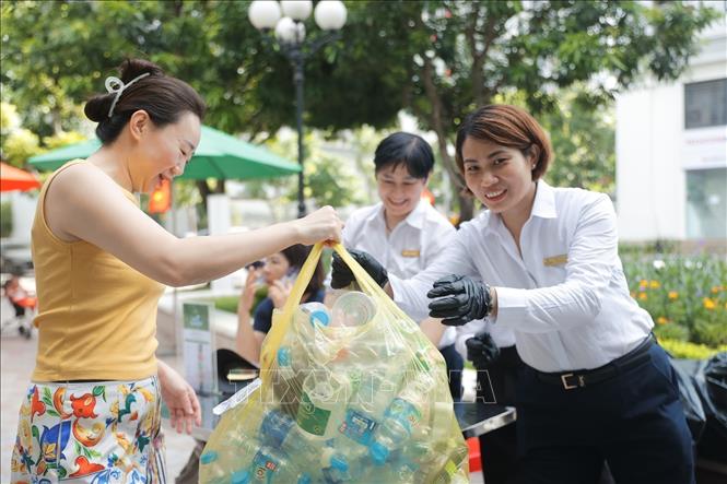 Hoạt động đổi rác lấy quả và trồng cây xanh không chỉ là việc làm thiết thực mà còn là cách để các em nhỏ rèn luyện sự khéo léo, phát triển tư duy sáng tạo, và đặc biệt, vun đắp tâm hồn, nuôi dưỡng ước mơ về một Trái Đất xanh, sạch, đẹp. Ảnh: Minh Quyết - TTXVN