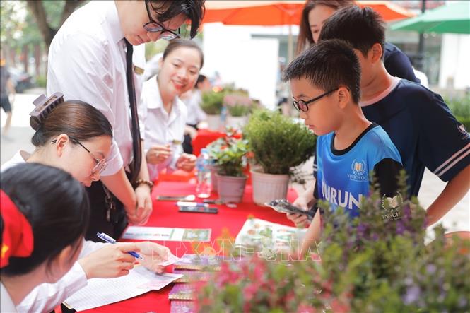 Công dân nhí tham gia chương trình đổi rác lấy quà. Ảnh: Minh Quyết - TTXVN