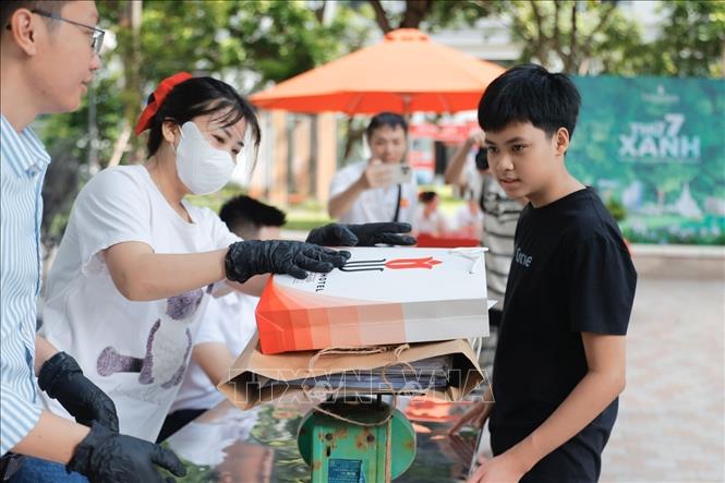Công dân nhí tham gia chương trình đổi rác lấy quà. Ảnh: Minh Quyết - TTXVN