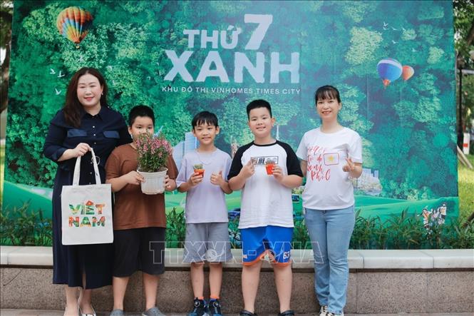 Chương trình tạo ra sân chơi bổ ích, không chỉ để các gia đình và các em nhỏ hiểu rõ hơn về tầm quan trọng của việc phân loại, tái chế rác thải, mà còn là cơ hội để mỗi chúng ta cùng nhau hành động. Ảnh: Minh Quyết - TTXVN