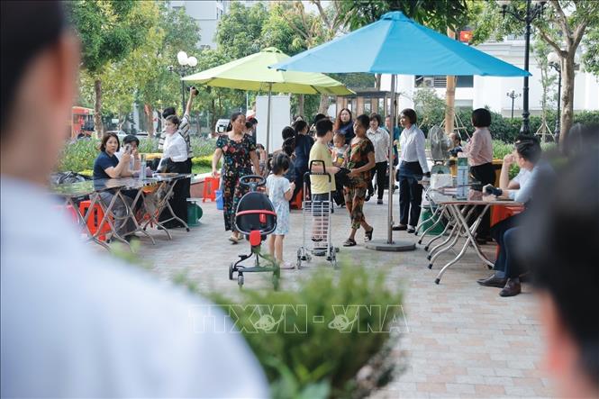 Chương trình tạo ra sân chơi bổ ích, không chỉ để các gia đình và các em nhỏ hiểu rõ hơn về tầm quan trọng của việc phân loại, tái chế rác thải, mà còn là cơ hội để mỗi chúng ta cùng nhau hành động. Ảnh: Minh Quyết - TTXVN
