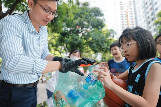 Công dân nhí tham gia chương trình đổi rác lấy quà. Ảnh: Minh Quyết - TTXVN