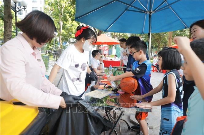 Hoạt động đổi rác lấy quả và trồng cây xanh không chỉ là việc làm thiết thực mà còn là cách để các em nhỏ rèn luyện sự khéo léo, phát triển tư duy sáng tạo, và đặc biệt, vun đắp tâm hồn, nuôi dưỡng ước mơ về một Trái Đất xanh, sạch, đẹp. Ảnh: Minh Quyết - TTXVN