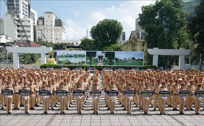 Lực lượng tăng cường là cán bộ, chiến sĩ CSGT của 33 tỉnh, thành phố. Họ là những cán bộ, chiến sĩ có kinh nghiệm trong công tác dẫn đoàn, chỉ huy giao thông. Ảnh: Phạm Kiên - TTXVN