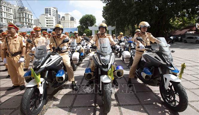 Cán bộ, chiến sĩ CSGT và phương tiện nghiệp vụ của Công an các địa phương tăng cường cho Hà Nội. Ảnh: Phạm Kiên - TTXVN