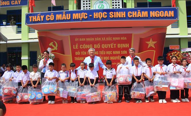 Phó Thủ tướng Thường trực Nguyễn Hòa Bình cùng lãnh đạo Trung ương và tỉnh Khánh Hòa tặng quà cho học sinh Trường Tiểu học Nguyễn Lựu. Ảnh: Phan Sáu - TTXVN