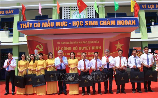 Phó Thủ tướng Thường trực Nguyễn Hòa Bình tặng quà cho thầy cô Trường Tiểu học Nguyễn Lựu. Ảnh: Phan Sáu - TTXVN