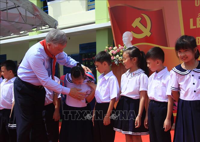 Phó Thủ tướng Thường trực Nguyễn Hòa Bình tặng quà cho học sinh Trường Tiểu học Nguyễn Lựu trước thềm năm học mới 2025 - 2026. Ảnh: Phan Sáu - TTXVN