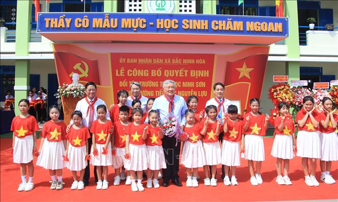 Phó Thủ tướng Thường trực Nguyễn Hòa Bình và lãnh đạo bộ, ngành, tỉnh Khánh Hòa tặng hoa cho đội văn nghệ của Trường Tiểu học Nguyễn Lựu. Ảnh: Phan Sáu - TTXVN