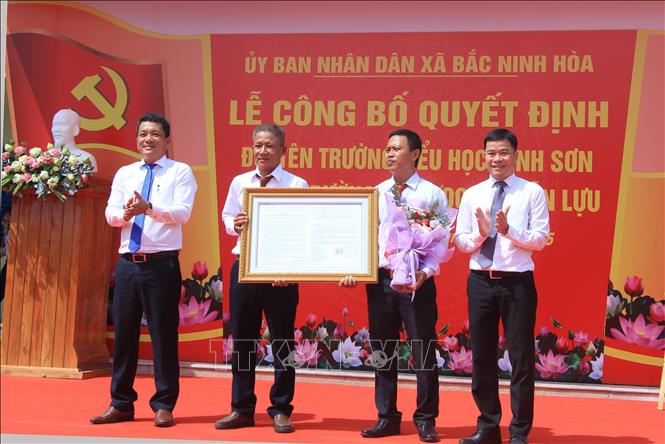 Ủy ban nhân dân xã Bắc Ninh Hòa trao Quyết định số 888/QĐ- CTUBND ngày 8/8/2025 đổi tên Trường Tiểu học Ninh Sơn thành Trường Tiểu học Nguyễn Lựu. Ảnh: Phan Sáu - TTXVN