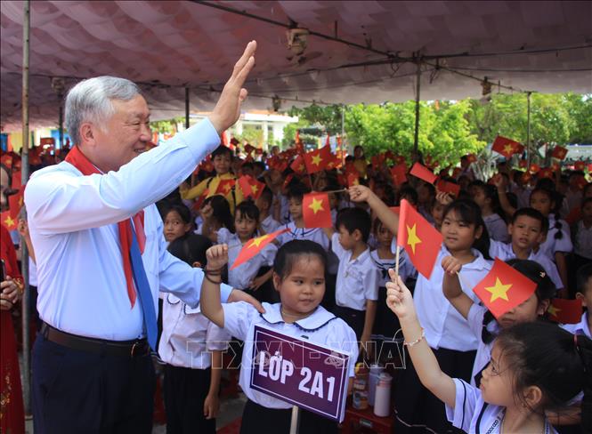Phó Thủ tướng Thường trực Nguyễn Hòa Bình được học sinh Trường Tiểu học Nguyễn Lựu chào đón nồng nhiệt. Ảnh: Phan Sáu - TTXVN