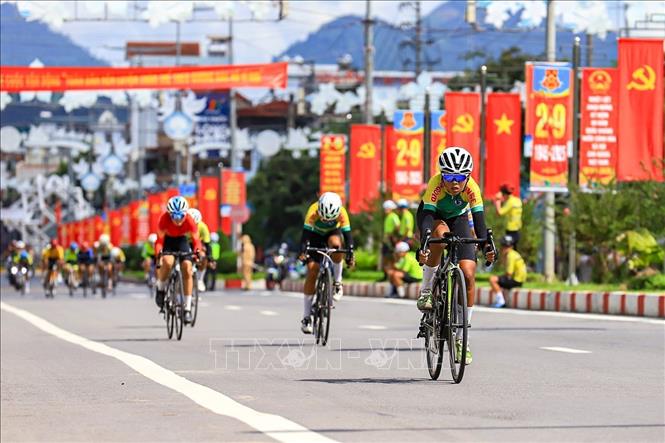 Các vận động viên về đích nội dung xuất phát đồng hàng 60km cá nhân và đồng đội. Ảnh: Trọng Đạt-TTXVN