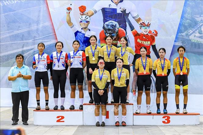 Ban tổ chức trao giải đồng đội cho các đội có thành tích cao lứa tuổi 18. Ảnh: Trọng Đạt-TTXVN
