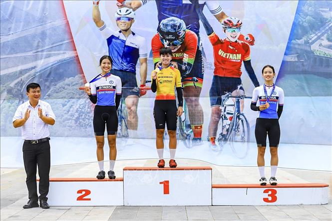 Ban tổ chức trao giải cho các vận động viên U23 đạt thành tích cao. Ảnh: Trọng Đạt-TTXVN 
