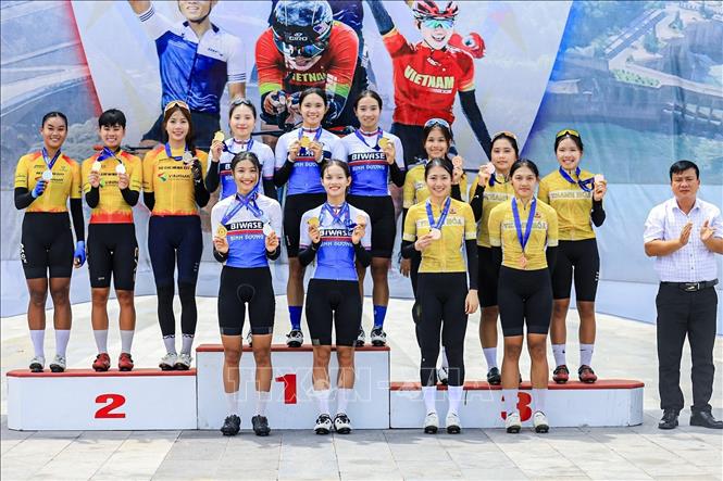 Ban tổ chức trao giải đồng đội cho các đội U23 có thành tích cao. Ảnh: Trọng Đạt-TTXVN