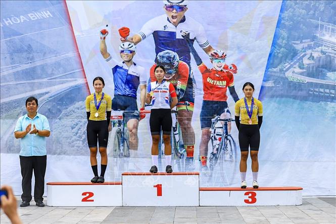 Ban tổ chức trao giải cho các vận động viên đạt thành tích cao lứa tuổi 18. Ảnh: Trọng Đạt-TTXVN