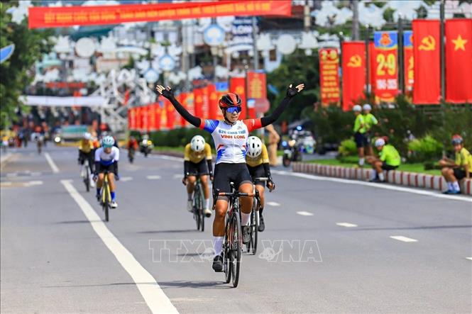 Khoảnh khắc ăn mừng về đích của tay đua Hồ Thị Yến Linh, đội Thành phố Hồ Chí Minh ở nội dung trẻ 16-17-18. Ảnh: Trọng Đạt-TTXVN 