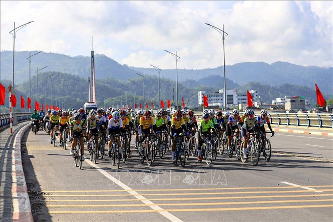 Đoàn đua qua cầu Hòa Bình 2. Ảnh: Trọng Đạt-TTXVN