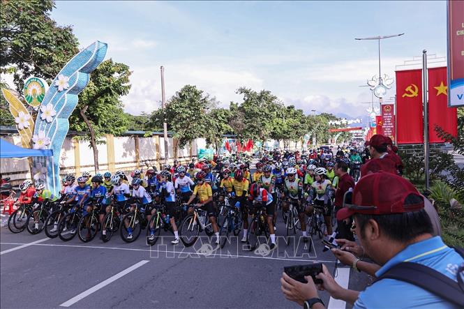 Các đội đua chuẩn bị xuất phát thi đấu nội dung xuất phát đồng hàng 60km cá nhân và đồng đội. Ảnh: Trọng Đạt-TTXVN