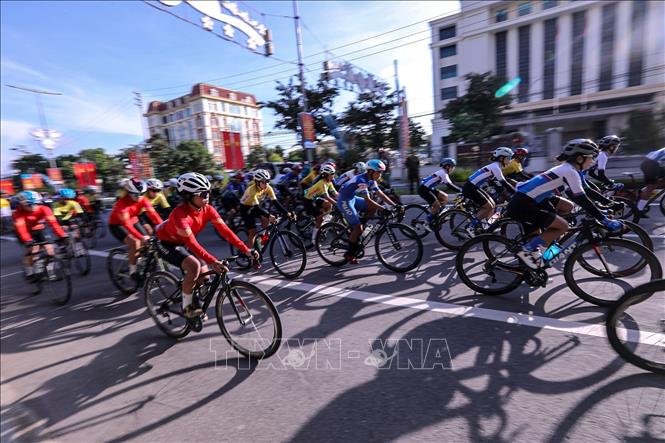 Các đội đua xuất phát thi đấu nội dung xuất phát đồng hàng 60km cá nhân và đồng đội. Ảnh: Trọng Đạt-TTXVN