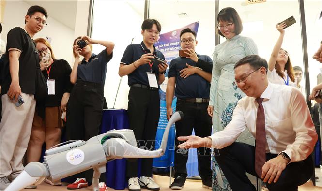Các đại biểu tham quan triển lãm công nghệ trong chương trình lễ khánh thành Toà nhà. Ảnh: Thu Hoài - TTXVN